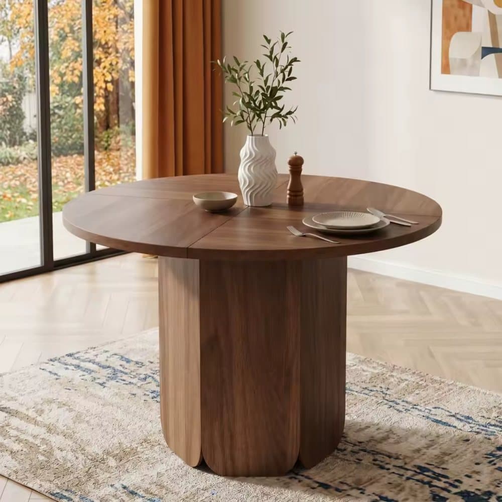 Table ronde en bois dans une salle à manger chaleureuse